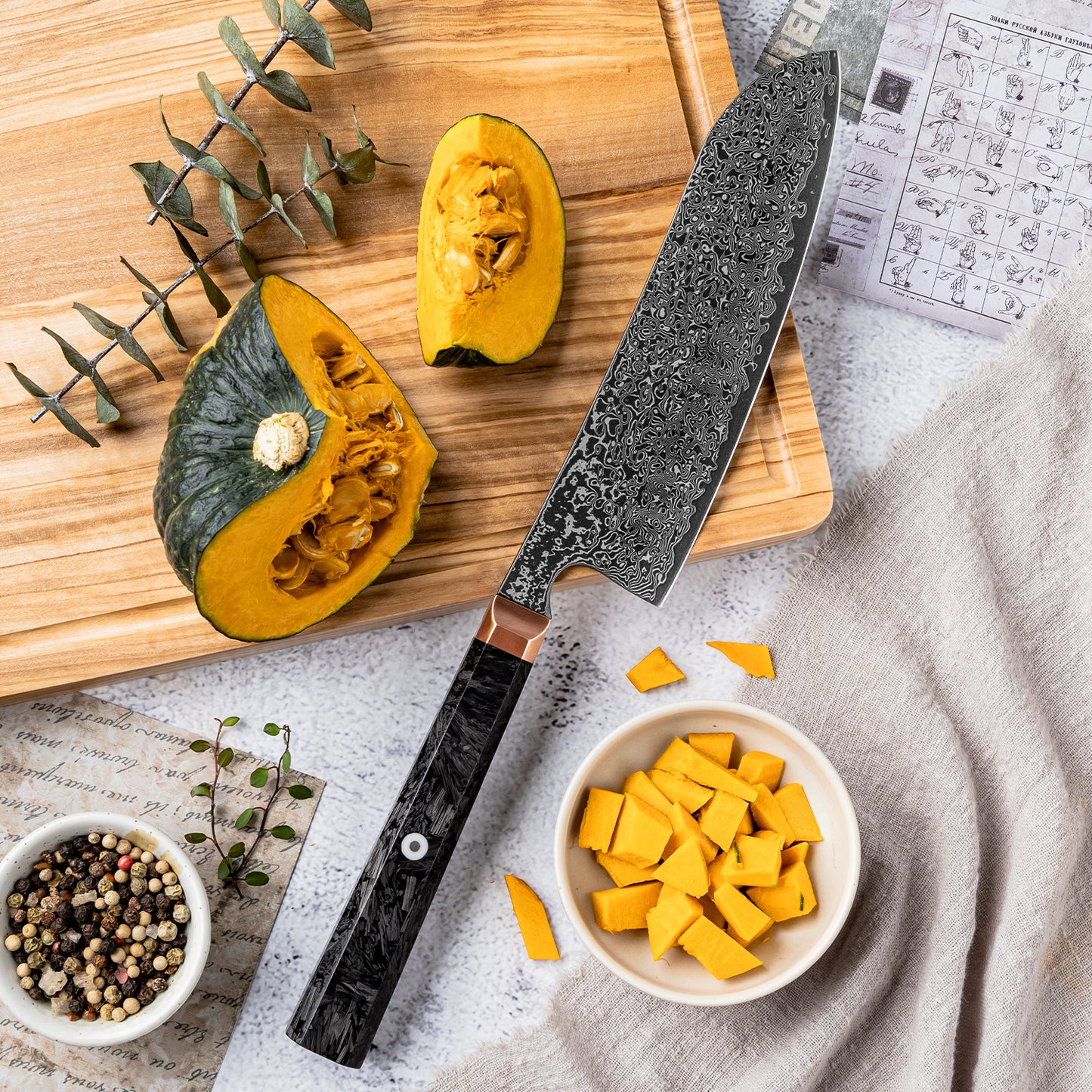 Kohlenstoffstahlmesser Santoku mit Damast-Lasergravur